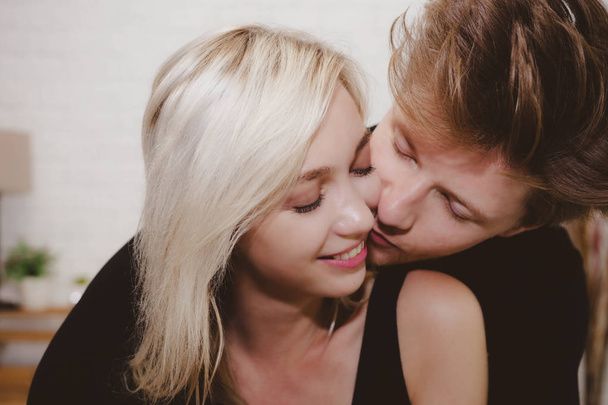 رابطه عاطفی - آموزش روابط زناشویی -شناخت مردان و زنان - عشق محبت - روانشناسی مهارت‌های ارتباطی دختران و پسران